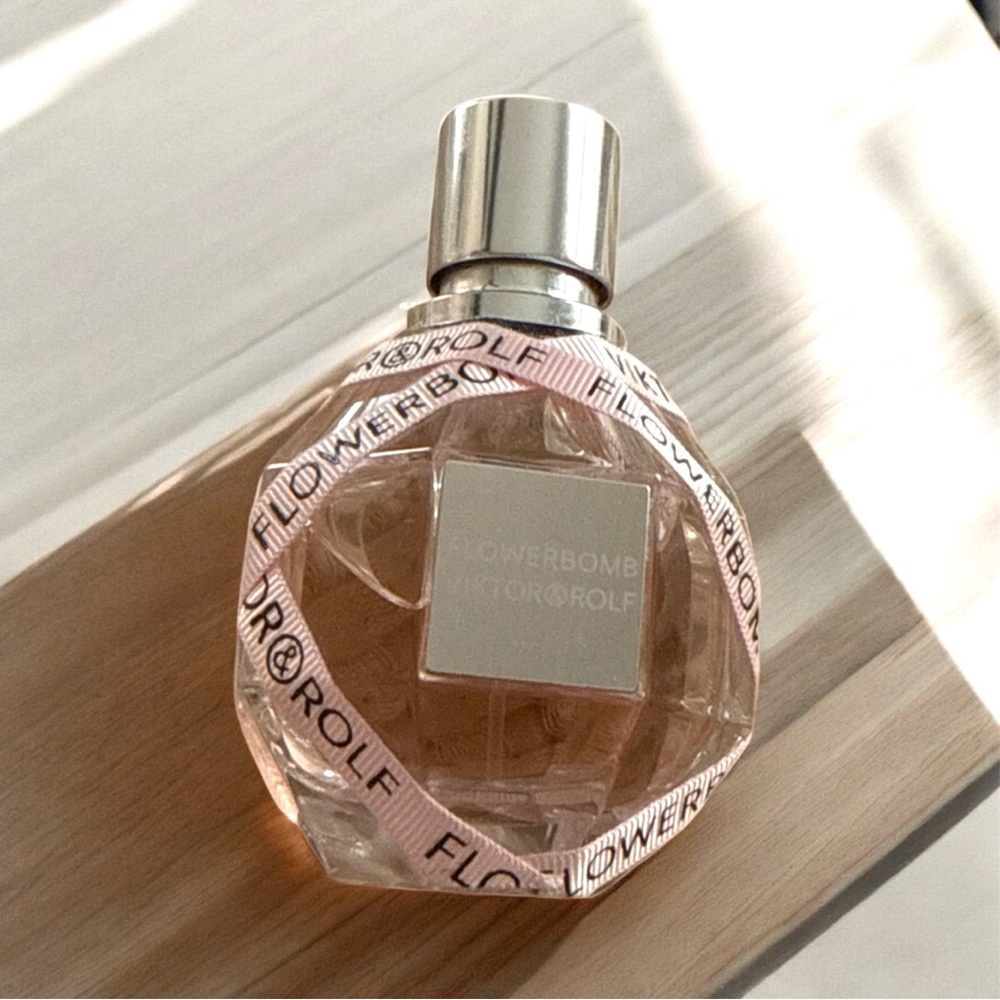 Viktor Rolf Flowerbomb Eau de Parfum - Picture 3 of 7
